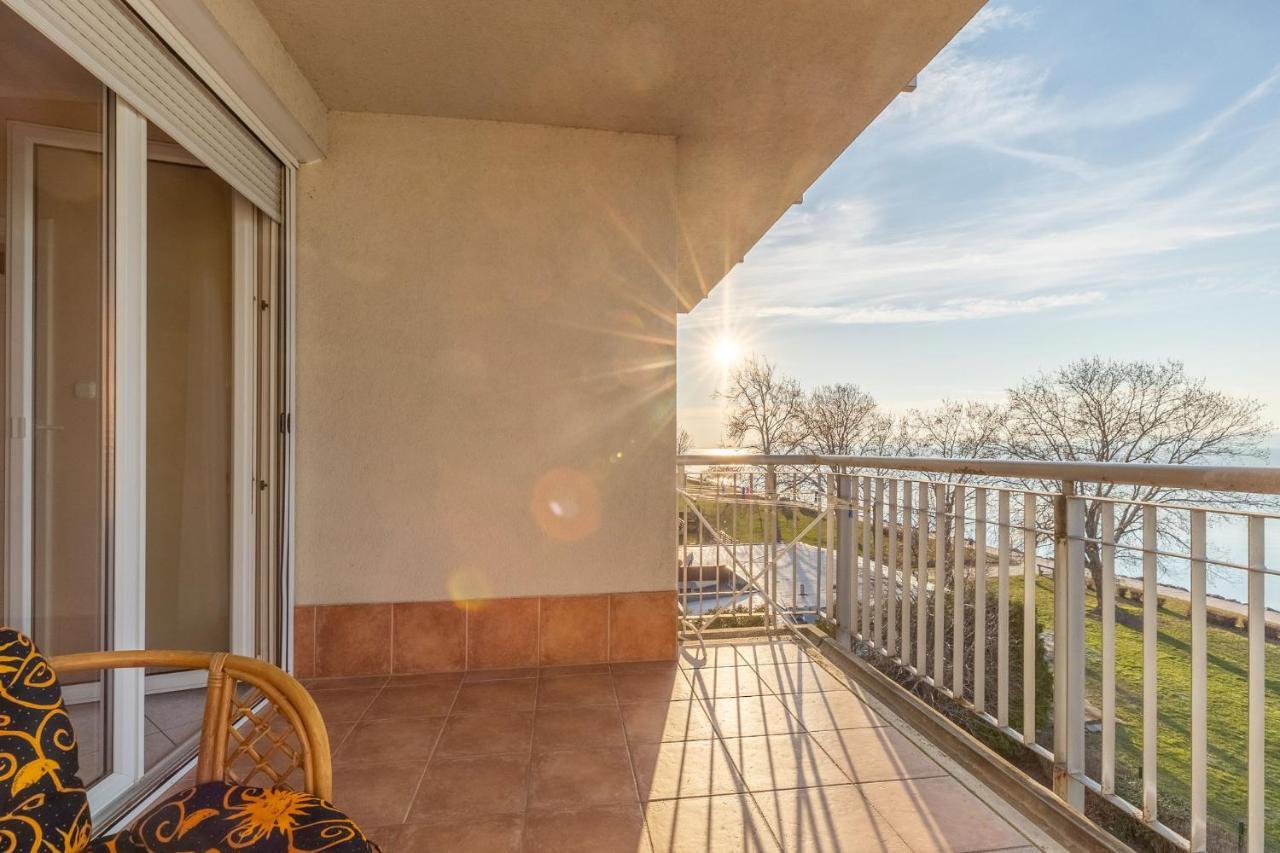 Kek Hullam Apartman By Bltn Daire Siofok Dış mekan fotoğraf